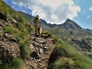 59 In ripida salita al Passo del Forcellino sotto il sole cocente